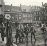 351653 Afbeelding van een groepje Duitse militairen op de Mariaplaats te Utrecht.